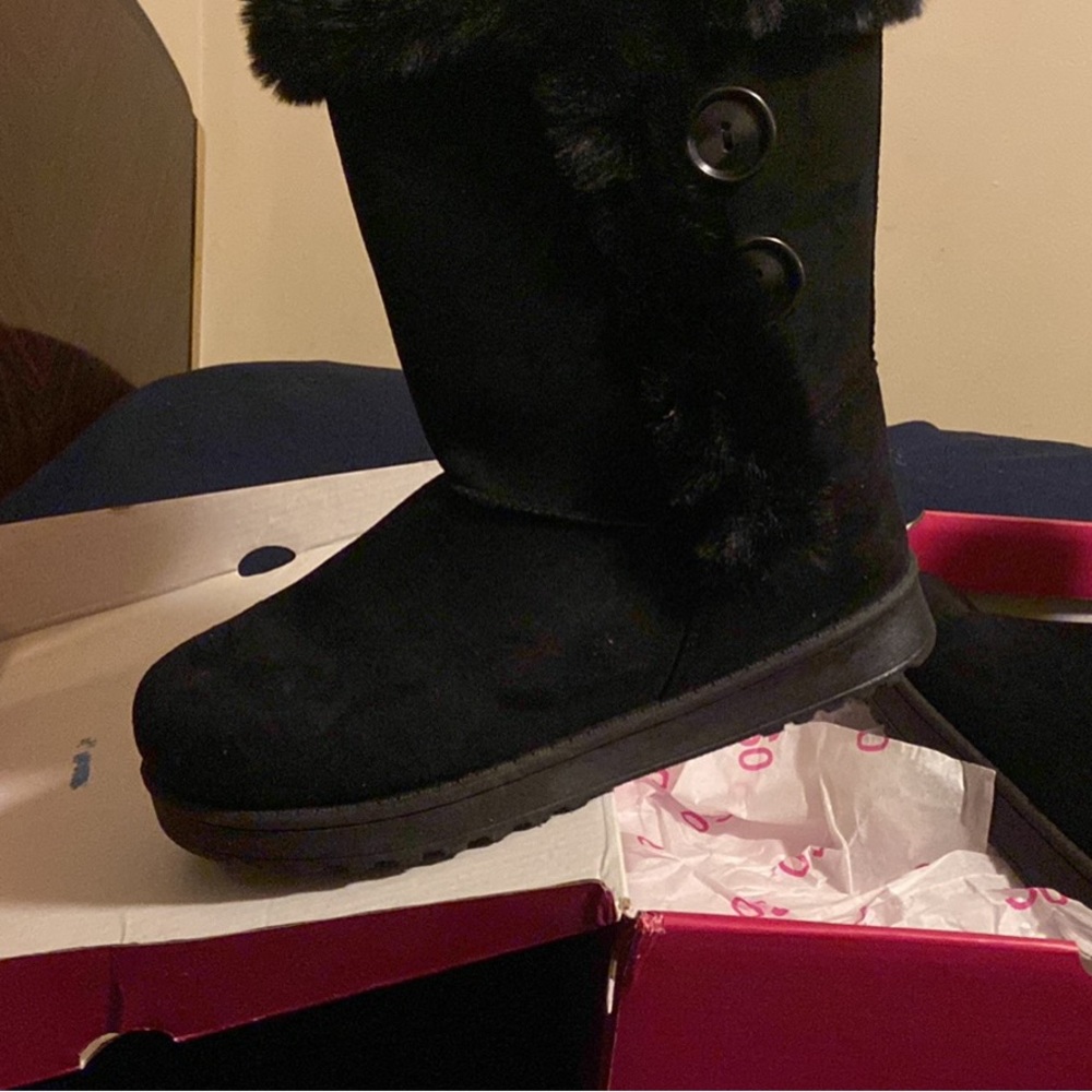 BRAND NEW/ STILL IN BOX- Women’s black “Abigail” boots with faux fur.